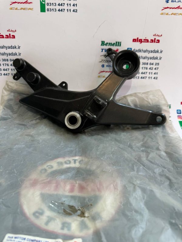 براکت جاپایه جلو چپ موتور آپاچی 150 160 180 جدید اصلی