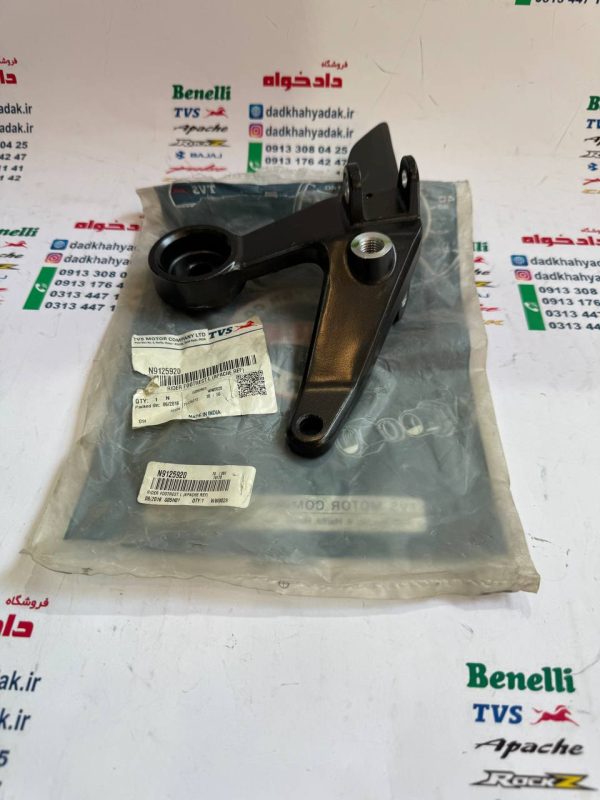 براکت جاپایه جلو چپ موتور آپاچی 150 160 180 جدید اصلی